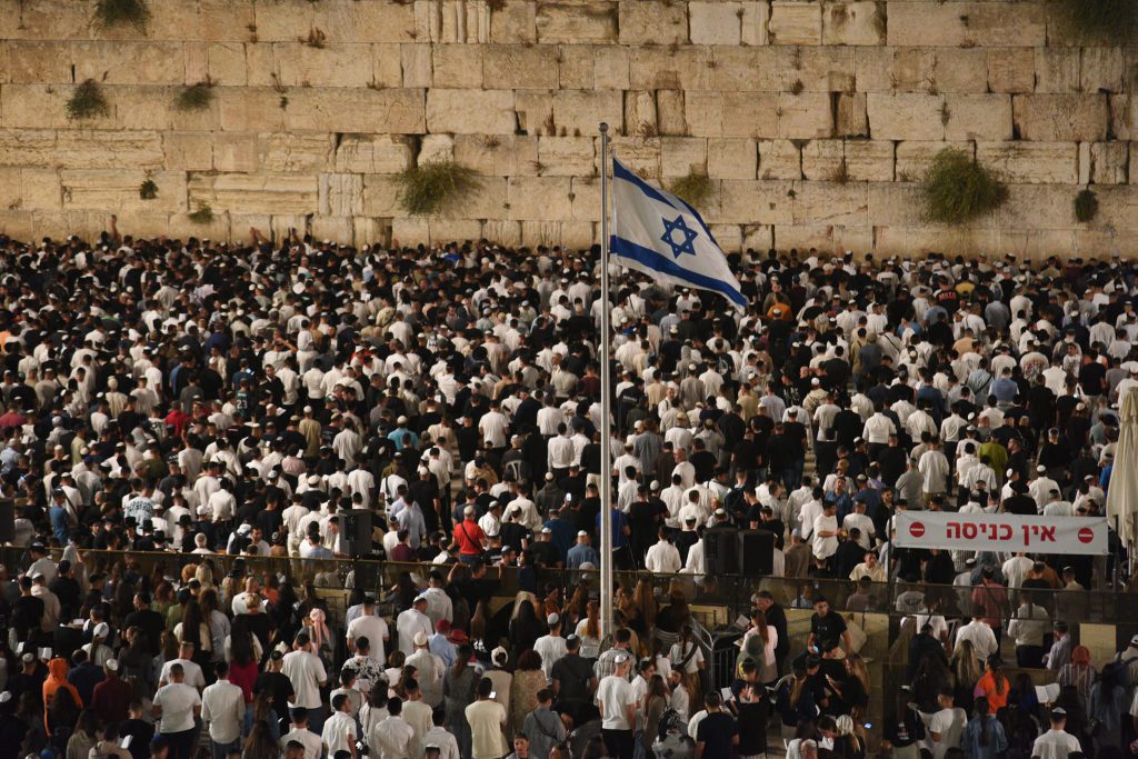 הצעירים בישראל יותר מסורתיים וימניים – ומשנים את המרחב הישראלי