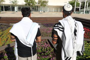 מדד החברה הישראלית לחודש נובמבר 2025: דו"ח מיוחד מצביע על התקרבות למסורת וסחף ימינה